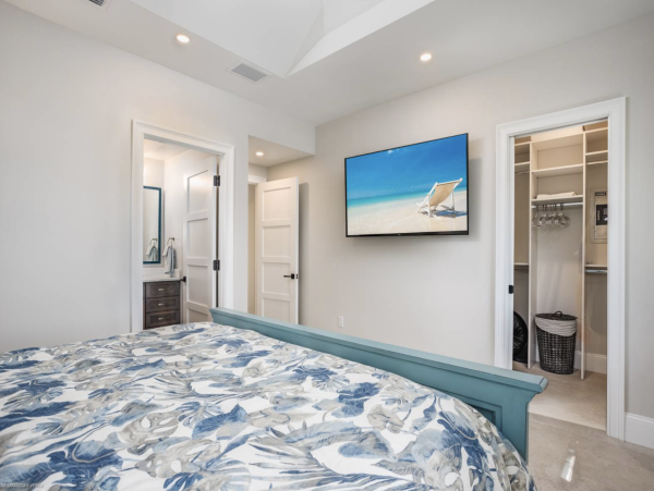 Luxurious Vacation Pool Home in Siesta Key 5 min walk to beach